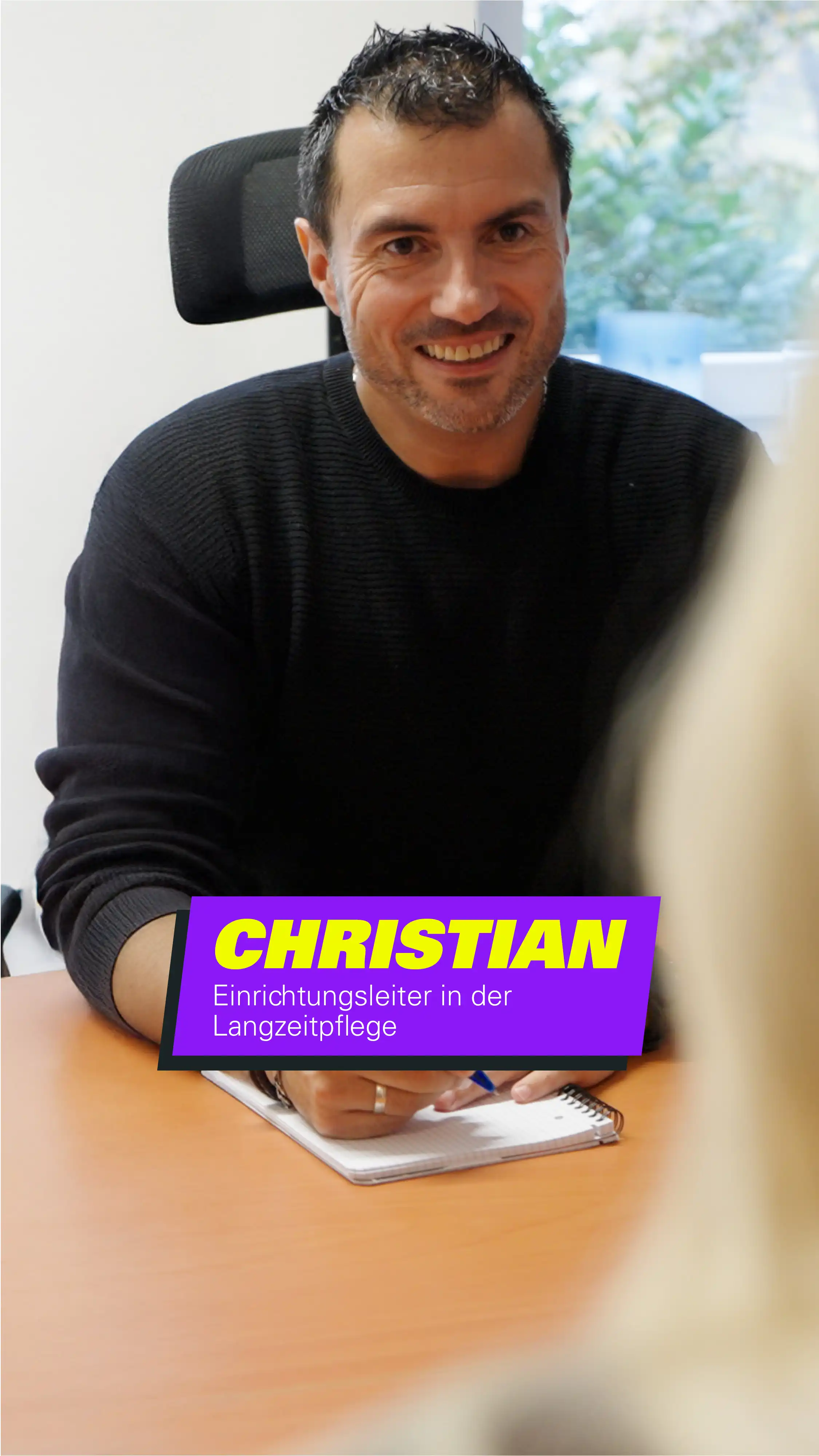 Quereinsteiger Christian sitzt an einem Tisch