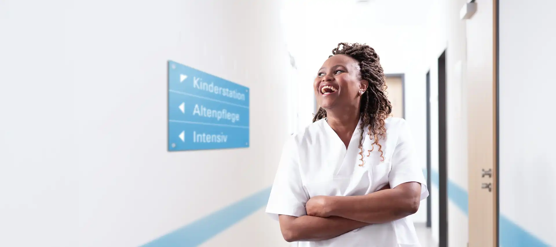 Eine Pflegerin in Arbeitskleidung