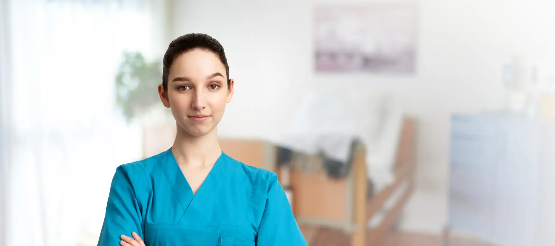 Eine Pflegerin in Arbeitskleidung