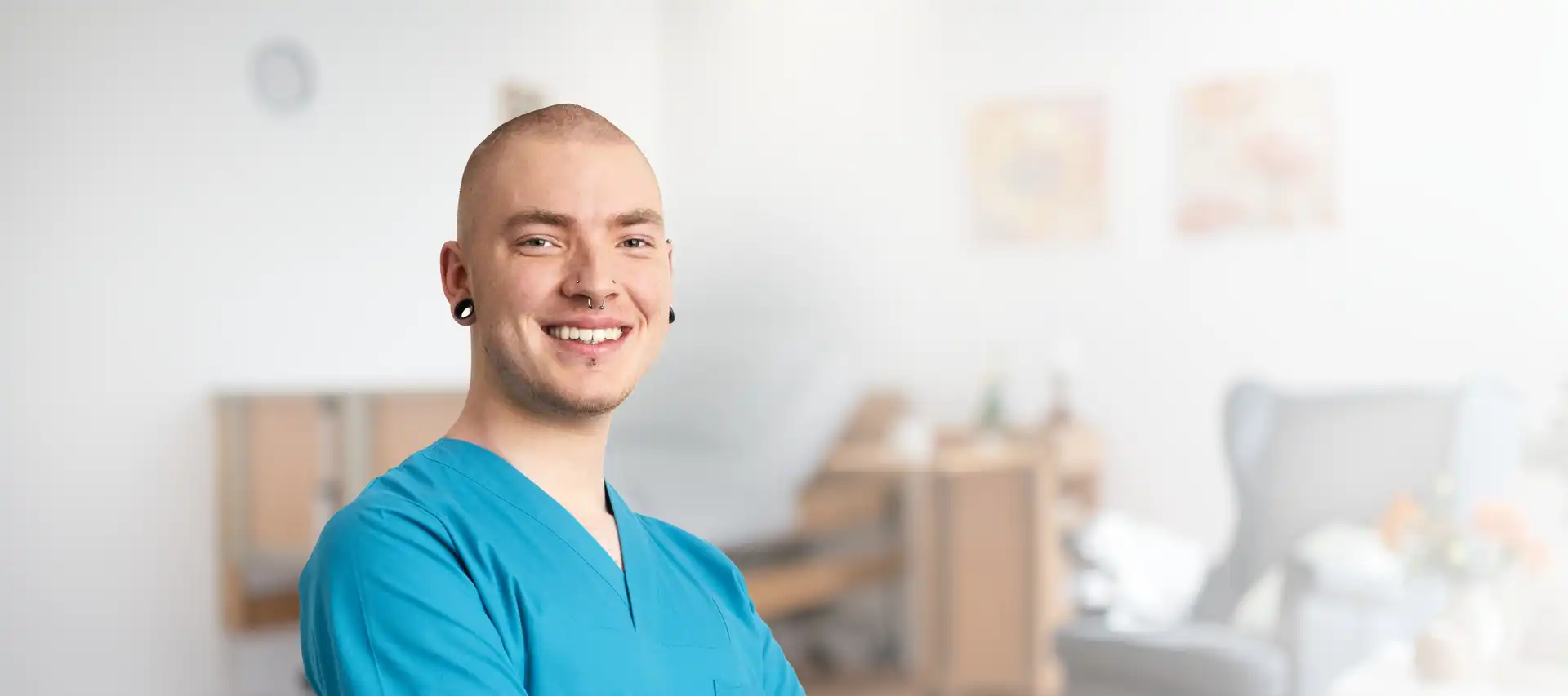 Ein Pfleger in Arbeitskleidung