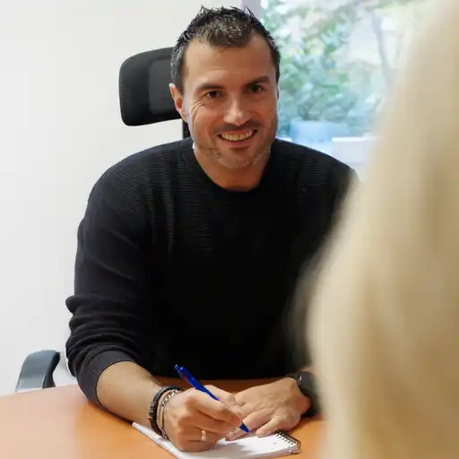 Pfleger im Gespräch am Schreibtisch