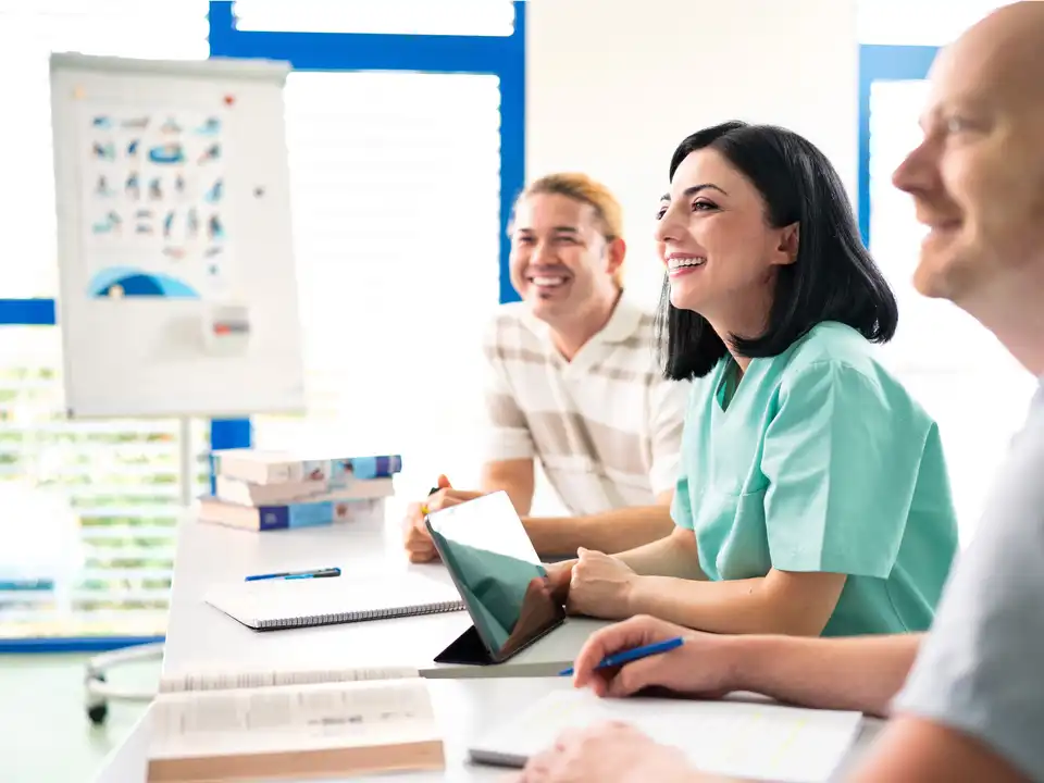 Eine Gruppe von Pflegerinnen und Pflegern während eines Gesprächs